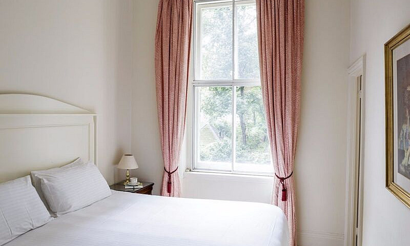 One Bedroom Earls Co...