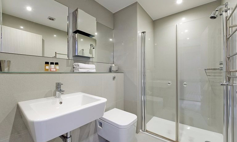 Studio Suite Earls C...