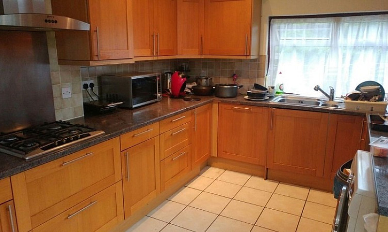 Large Double Room In...
