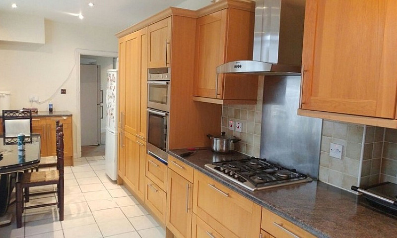 Large Double Room In...
