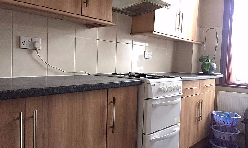 Two Bed Flat Close T...