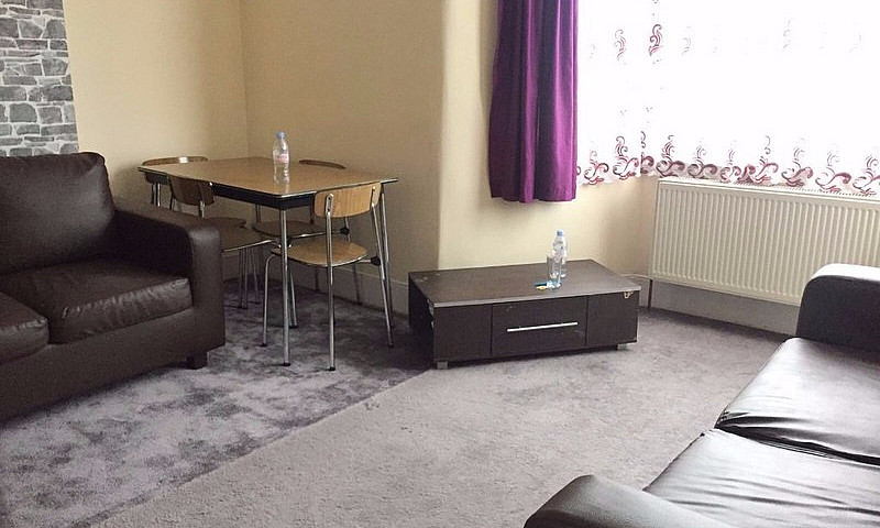Two Bed Flat Close T...