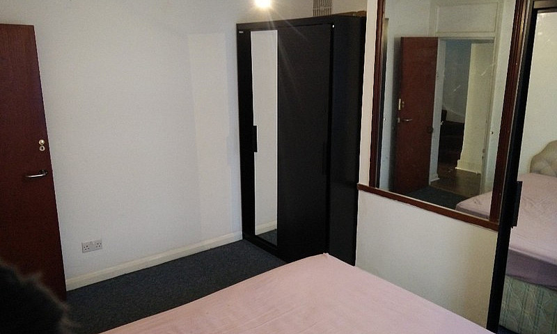 Large Double Room In...