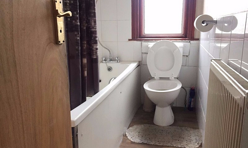 Two Bed Flat Close T...