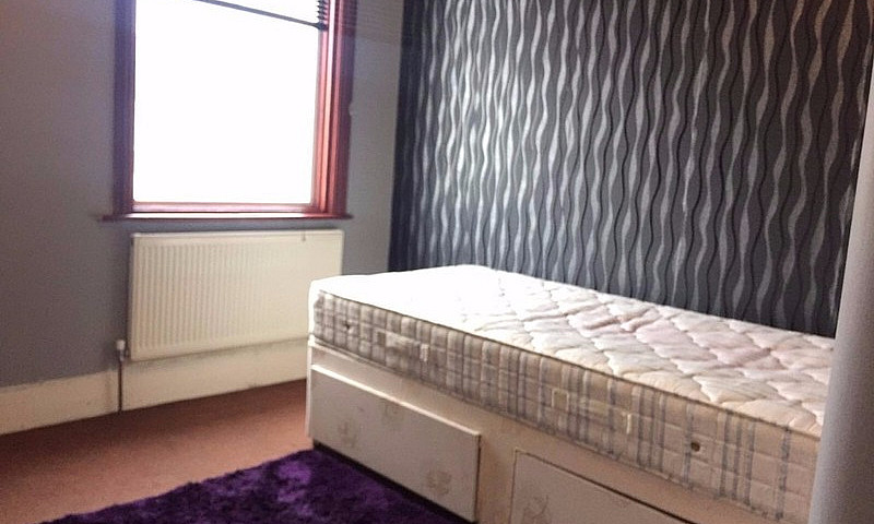 Two Bed Flat Close T...