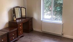 Lovely Two Bedroom Flat To Rent. Dss Applicant Considered. Rent £1350. Next To Shops And Restaurants