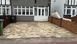 Spacious 3 Bedroom Semi Detached House With Driveway & 2 Toilets To Let In Dagenham Rm8 1Nj