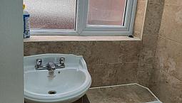 2 Bed Flat With Front And Rear Garden 