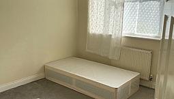 Spacious 2 Bed Flat In Hainualt Part Dss Welcome 