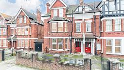 Large Modern Studio Flat 6 Minutes From Streatham Station. Furnished Or Part-Furnished. 