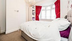 Spacious 4 Bedroom House With Large Garden & Garage With Back Entrance In Dagenham Rm10