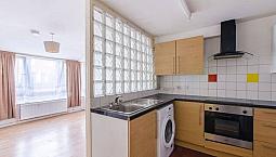 Stunning 1 Bedroom Flat With Private Front Garden.3 Mins Walk To (Zone 2) Queens Rd Peckham Station