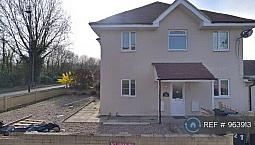 3 Bedroom Flat In Feltham, Feltham, Tw13 (3 Bed) (#963913)