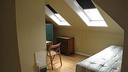 Newly Decorated Top Floor Loft Bedsit To Rent Avenue Gardens, Acton Town, London W3 8Ha