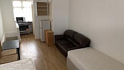 Large Room: With En-Suit, In A House  Located In E10 6Hh