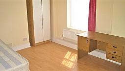 Spacious 4 Bedroom House Close Walking Distance To Stratford Underground And Westfield Shopping !