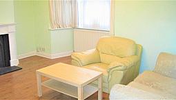 Spacious 2 Bedroom House Only 2 Mins Walk To Dagenham Heathway Underground !!!
