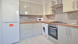 Universal Credit - 4 Double Bedroom Flat Minutes Away From Stepney Green Station