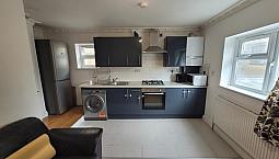 *Dss Welcome* Beautiful 2 Double Bedroom Flat (1 En-Suite Room) On Roman Road E3