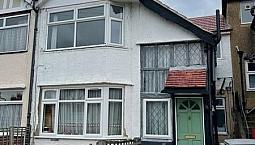 2 Bedroom Flat In Oak Tree Dell, London, Nw9 (2 Bed) (#1177439)