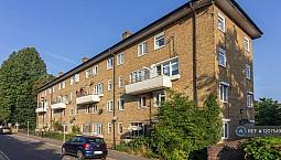 3 Bedroom Flat In Lawn Terrace, London, Se3 (3 Bed) (#1207549)