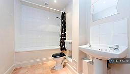 1 Bedroom Flat In Uplands Close, London, Se18, Se18 (1 Bed) (#1173761)