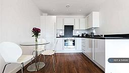 1 Bedroom Flat In Whitestone Way, Croydon, Cr0 (1 Bed) (#1149138)