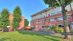 3 Bedroom Flat In Trowbridge Road, Romford, Rm3 (3 Bed) (#1168279)