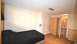Spacious Double Bedroom With It's Own Bathroom Is Conveniently Located Next To Blackwall Dlr Station