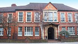 1 Bedroom Flat In Horatio Place, London, Sw19 (1 Bed) (#1015170)
