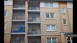 2 Bedroom Flat In Sail Court, London, E14 (2 Bed) (#1132403)