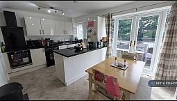 3 Bedroom House In Ramshead Crescent, Leeds, Ls14 (3 Bed) (#1048404)