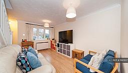 2 Bedroom House In Varsity Drive, Twickenham, Tw1 (2 Bed) (#1160557)