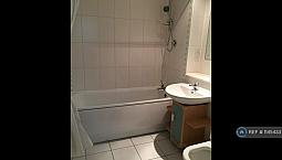 3 Bedroom Flat In Hopton Road, London, Se18 (3 Bed) (#1145433)