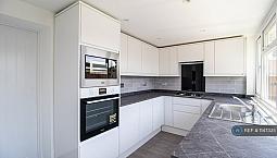 3 Bedroom House In Woodrush Way, Romford, Rm6 (3 Bed) (#1147335)