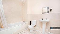 2 Bedroom Flat In Augusta Court, London, Nw4 (2 Bed) (#1092560)