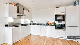 2 Bedroom Flat In Leven Road, London, E14 (2 Bed) (#1153024)