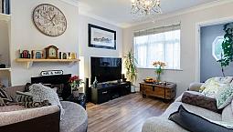 2 Bedroom Flat In Errol Gardens, Motspur Park, Kt3
