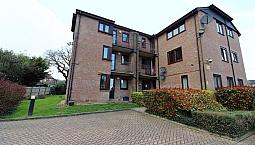 Excellent Condition Ground Floor Purpose Built Flat Near Buckhurst Hill Station With Parking