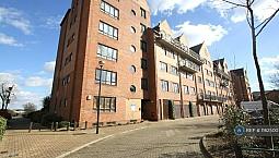 2 Bedroom Flat In Van Gogh Court, London, E14 (2 Bed) (#1162500)