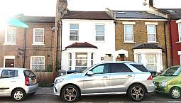 Super Spacious Newly Renovated 5 Double Bedroom 2 Bathroom House Near Zone 3/2 Tube, Buses & Shops