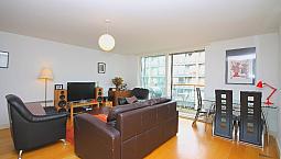 Stunning 3 Bedroom Flat With Balcony Overlooking Regents Canal, Minutes To Haggerston Station