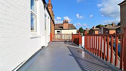 Fantastic 2 Double Bedroom Flat With Roof Terrace By Zone 3 Night Tube, 24 Hour Buses & High Road