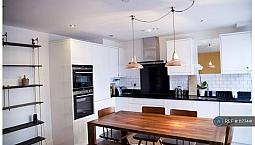 2 Bedroom Flat In Providence Place, London, N1 (2 Bed) (#1177441)