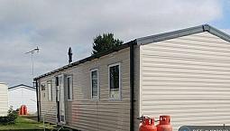 3 Bedroom House In Beach Road, St. Osyth, Clacton-On-Sea, Co16 (3 Bed) (#1212032)