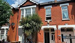 3 Bedroom Flat In Lyric Rd, London, Sw13 (3 Bed) (#1163071)