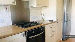 2 Bedroom Flat In St Peter's Close, Newbury Park, Ilford , Ig2 (2 Bed) (#1213190)