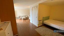 Studio Flat In Colorado Building, London, Se13 (#1192438)