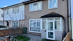 3 Bedroom House In Rookery Crescent, Dagenham, Rm10