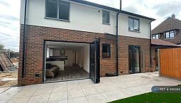 3 Bedroom Flat In Warham Road, South Croydon, Cr2 (3 Bed) (#945244)